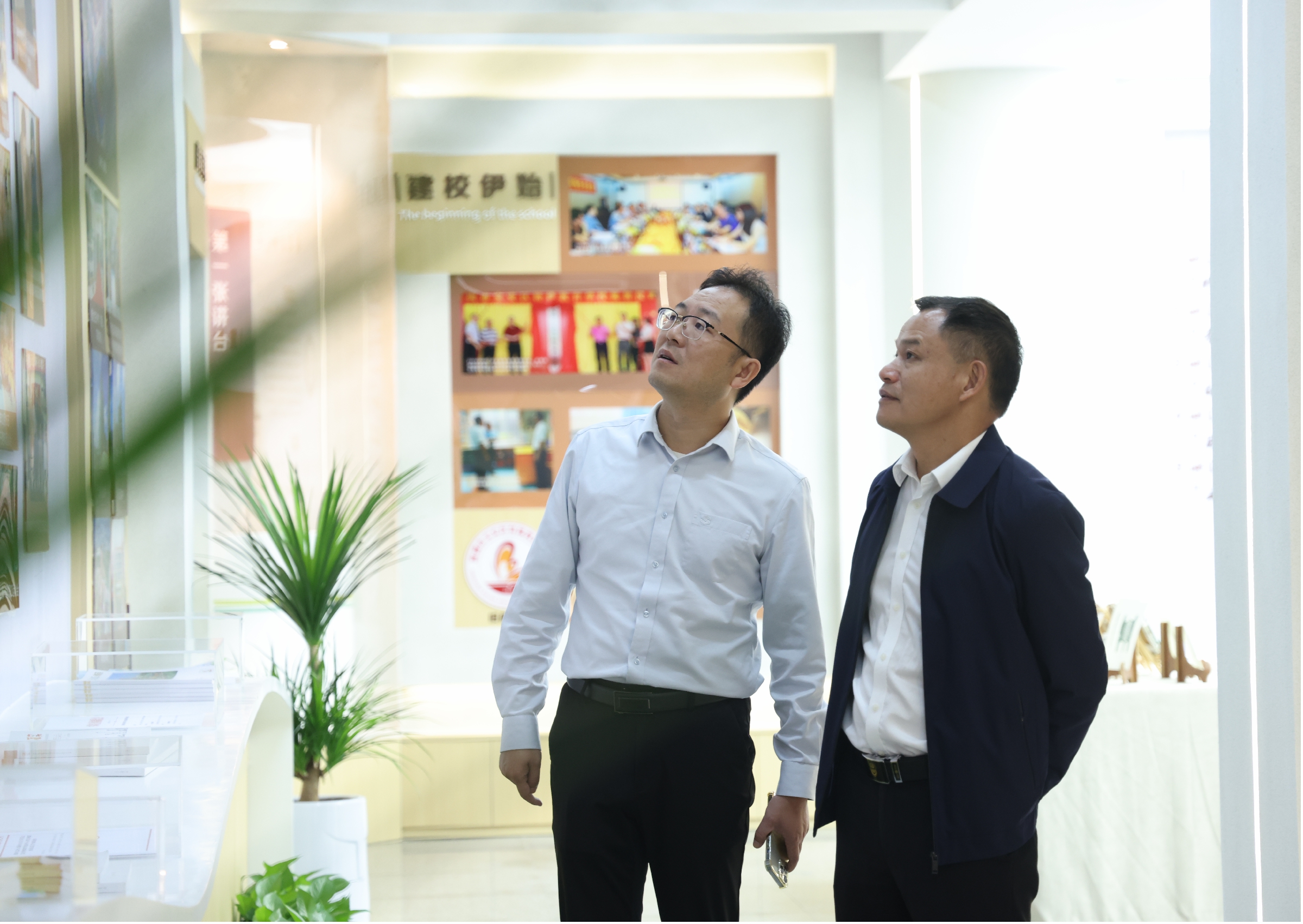 參觀(guān)校史館.jpg 參觀(guān)校史館.jpg