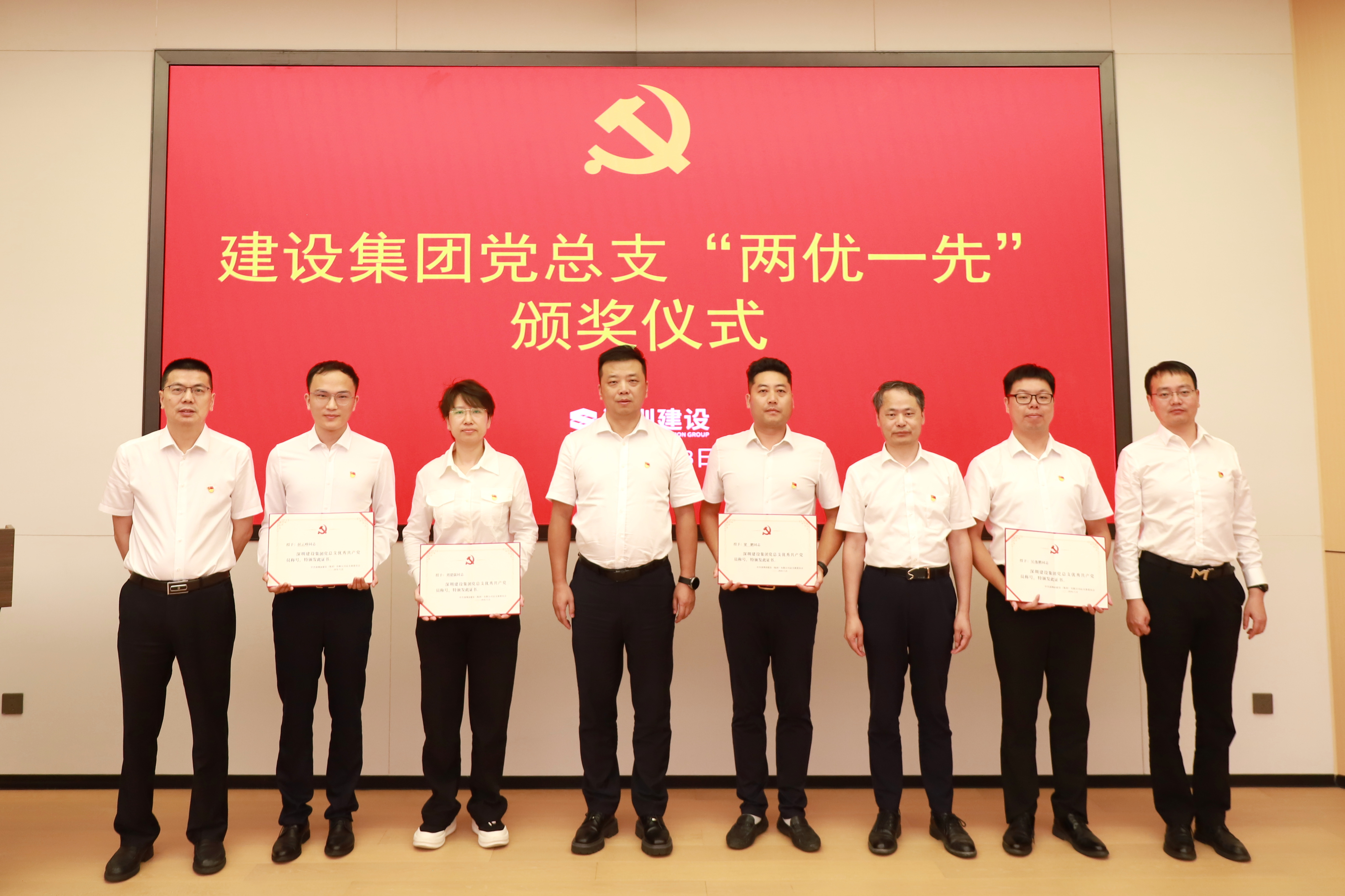 優(yōu)秀共產(chǎn)黨員.JPG 優(yōu)秀共產(chǎn)黨員.JPG